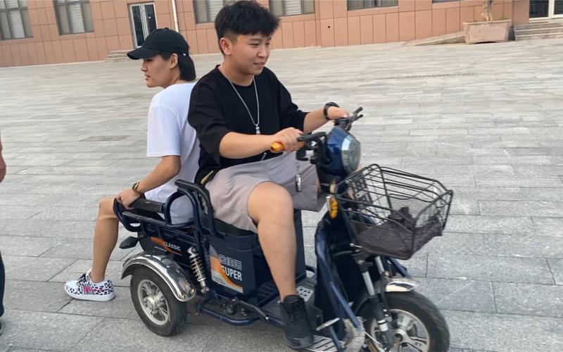 拉風(fēng)帥氣電動(dòng)三輪車